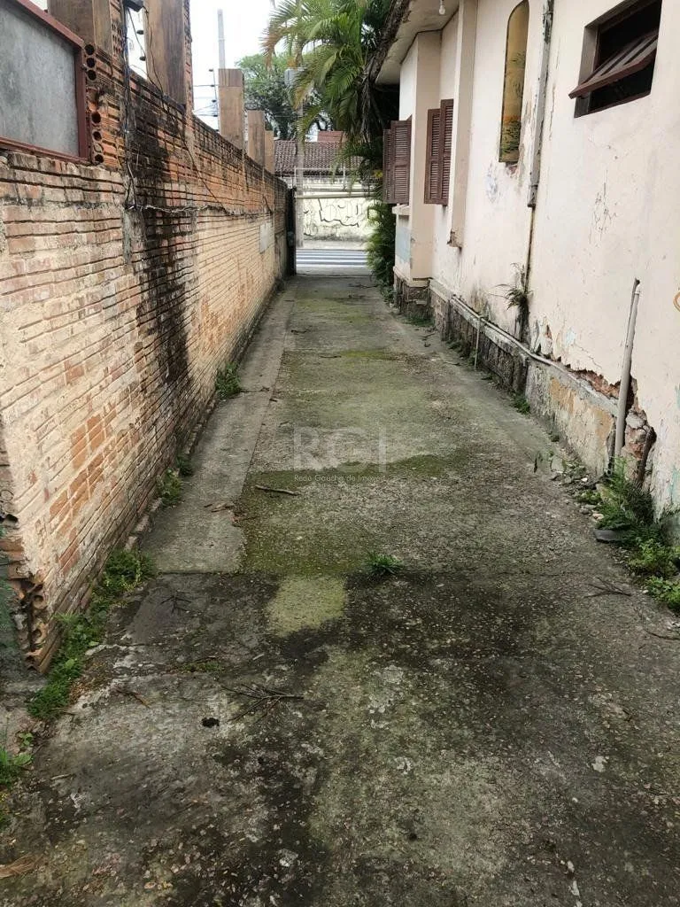 Imagem Casa/terreno medindo 200m² de privativo, 550m² totais no bairro Partenon, 9 vag
