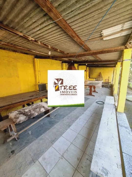 Imagem VENDA DE CASAS TÉRREAS NA VILA ORLANDA, EM SANTA ISABEL/SP, 500m² com quarto, banheiro, sala de estar, cozinha americana e fogão a lenha. CONSULTE-NOS