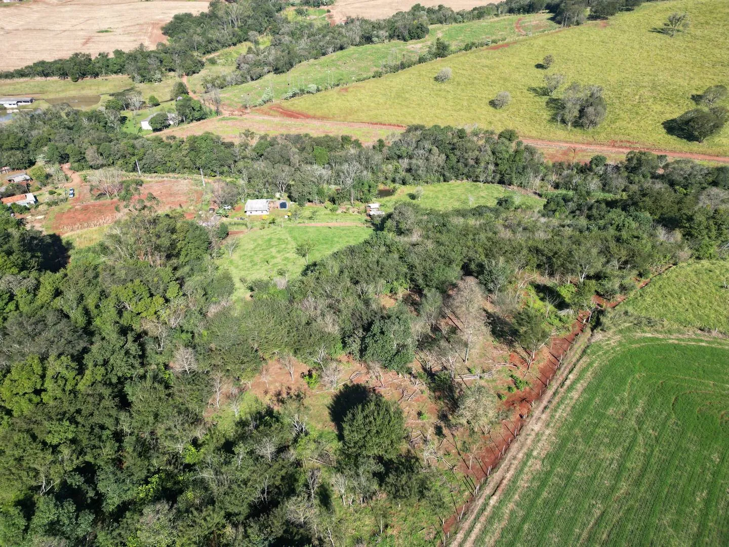 Imagem Chácara à venda em Lindoeste, 9 Km do Centro - 150m² - Piscina, Rio, Lago para pesca