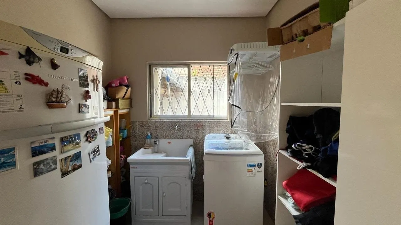 Imagem Casa de 4 dormitórios no bairro Santo Antônio, Porto Alegre