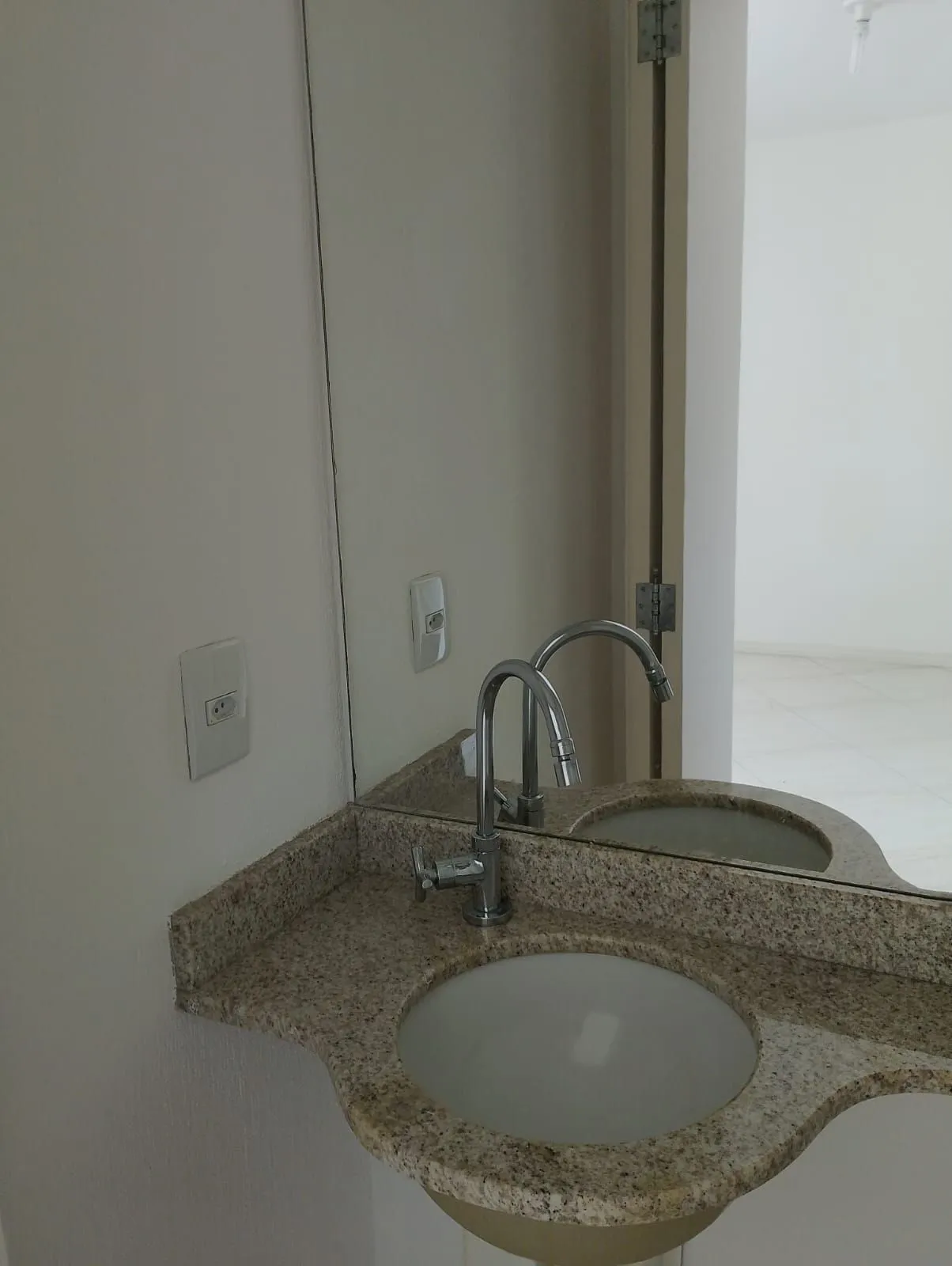 Imagem APARTAMENTO COM 01 DORMITÓRIO E GARAGEM