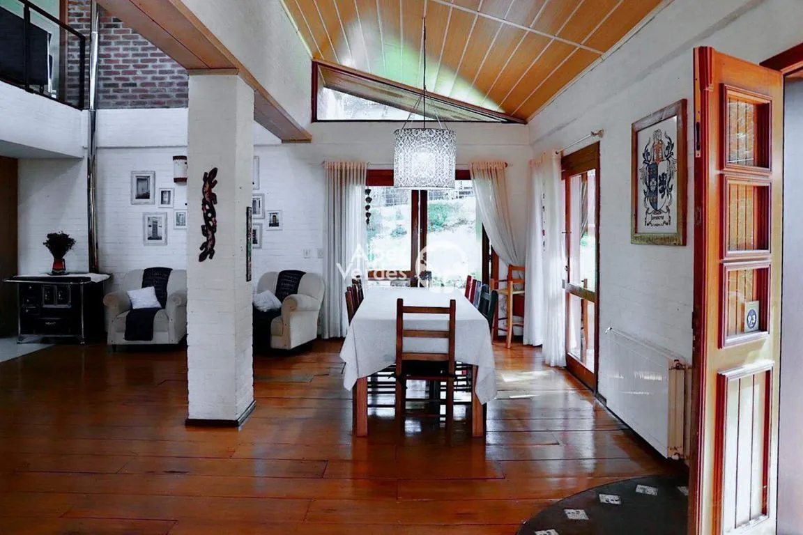 Imagem Vende-se Casa em Canela-RS, com 03 dormitórios