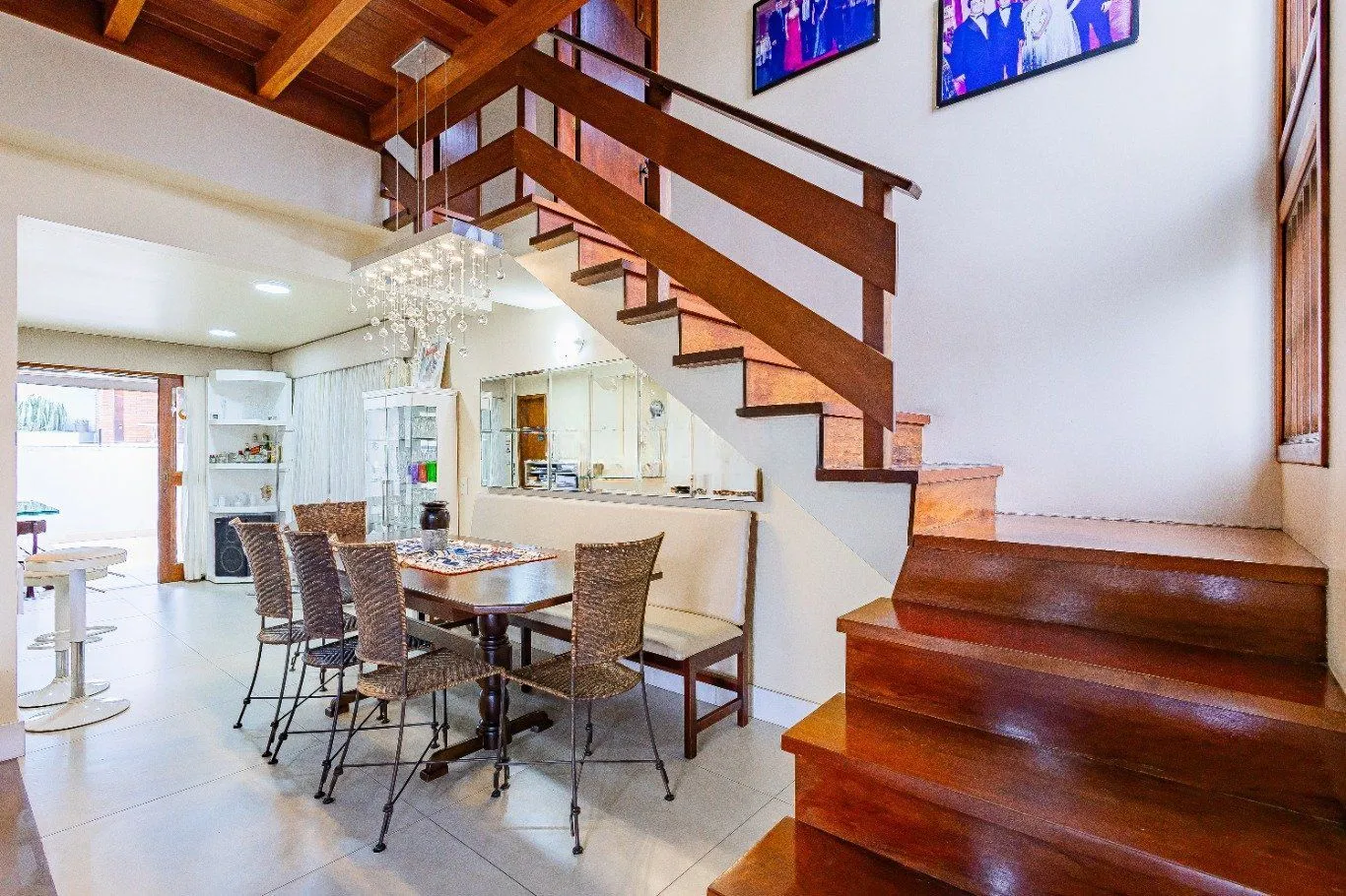 Imagem Casa de 4 dormitórios e 208m² à venda no Bairro Jardim Botânico, Porto Alegre.