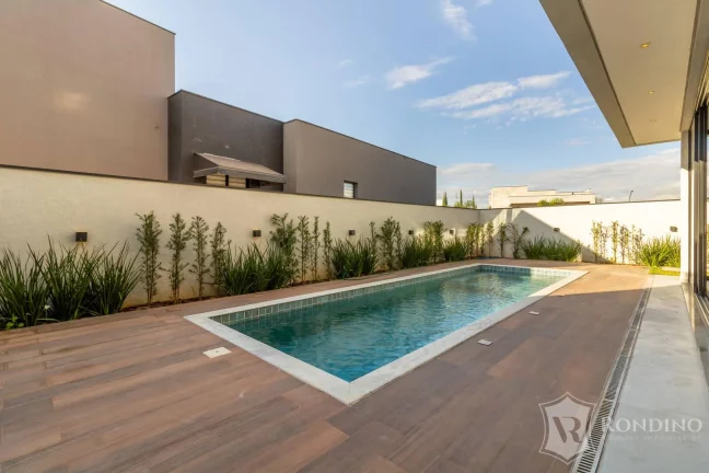 Casa sobrado no Alphaville Nova Esplanada, semi mobiliada com piscina. em Rua Júlio Cassola