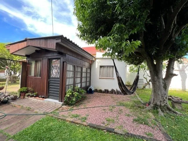 Imagem Terreno medindo 11 X 39,66 com 2 casas de alvenaria