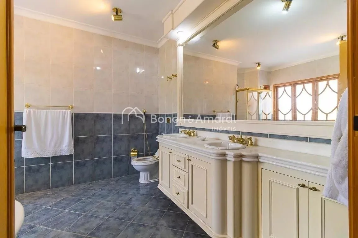 Imagem Casa em condomínio com 690m² e 5 quartos