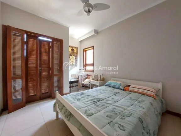 Imagem Este espaçoso sobrado, localizado no Condomínio Alto das Palmeiras, é o imóvel ideal para quem b...