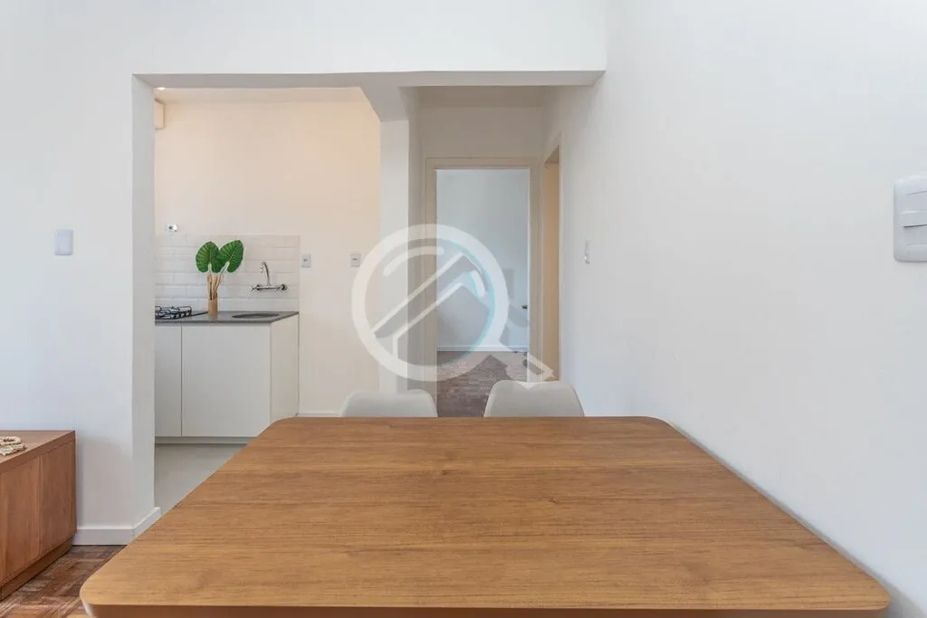 Imagem Apartamento de 1 Dormitório REFORMADO e semi mobiliado no bairro Petrópolis. Andar alto, 40,5m2 de...