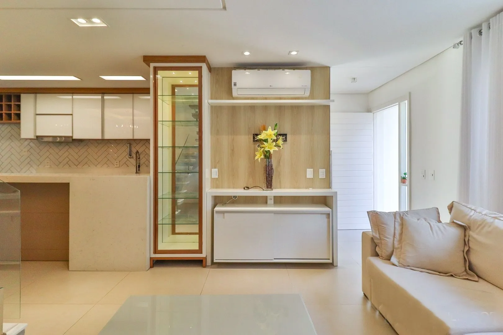 Imagem CASA TRIPLEX COM 4 SUITES E 2 VAGAS- SEMIMOBILIADA