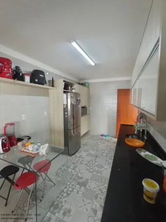 Imagem Luxuosa Casa em Condomínio à Venda em Camaçari-BA, Vila de Abrantes: 4 Quartos, 4 Suítes, 2 Salas, 2 Banheiros, 4 Vagas, 280m².