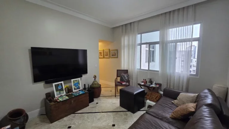 Imagem A 5ª Avenida Imóveis, selecionou esse exclusivo apartamento de 3/4 para você morar com muito charme no bairro mais tradicional de Salvador: A Graça