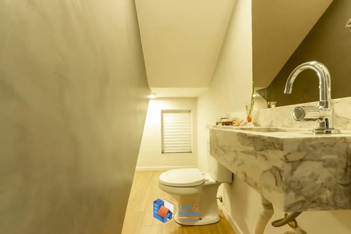 Imagem Sobrado para venda em Vila Palmeiras com 3 quartos, sendo 3 suítes, 240m²