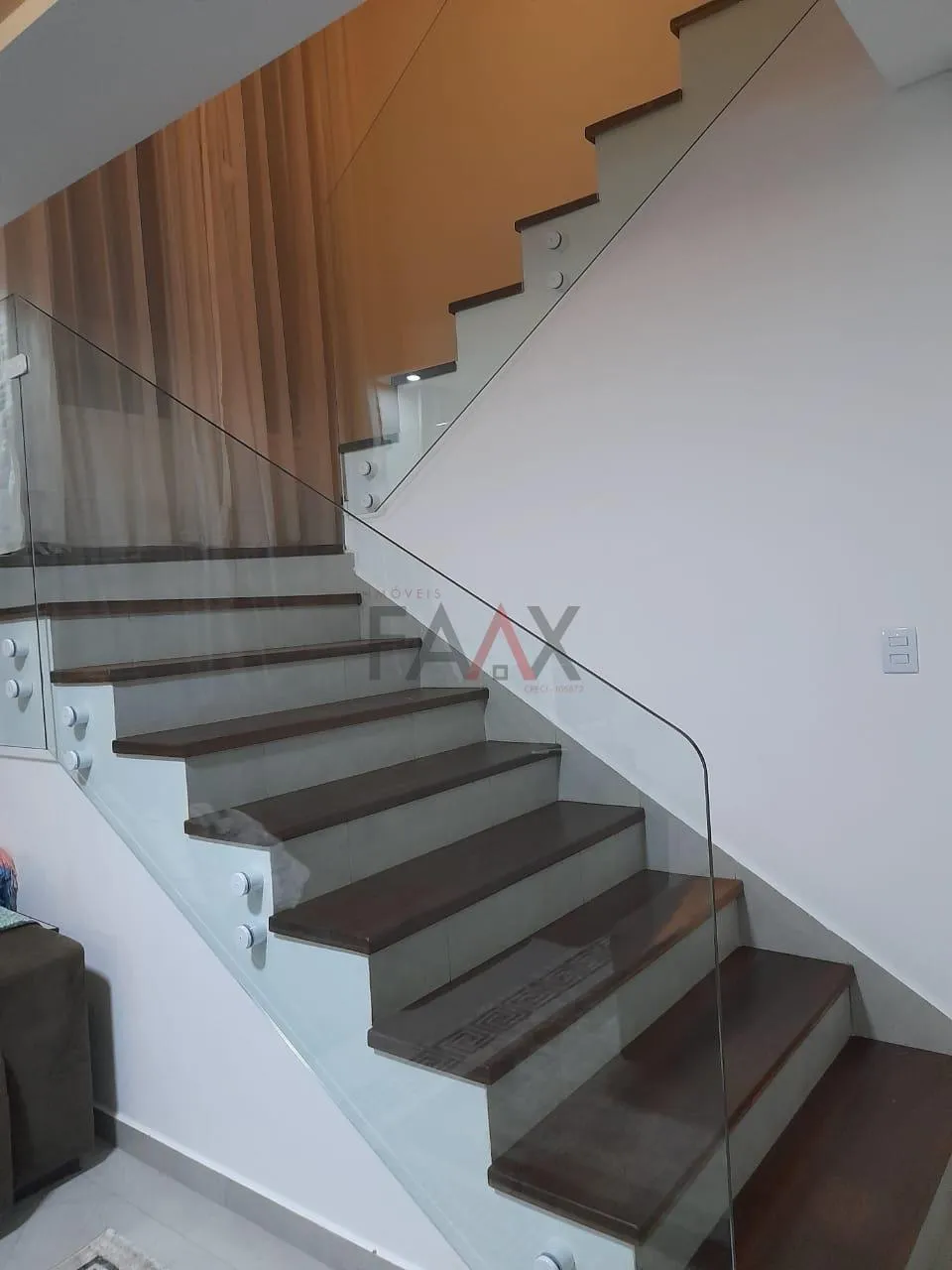 Imagem Sobrado Moderno com 2 Suítes, Sacadas e Excelente Acabamento