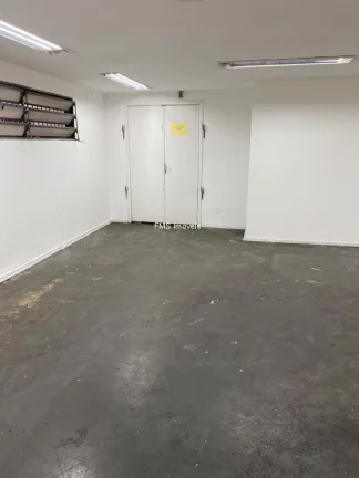 Imagem Galpão Comercial de 477m² com 2 Banheiros para Locação na Lapa, São Paulo-SP