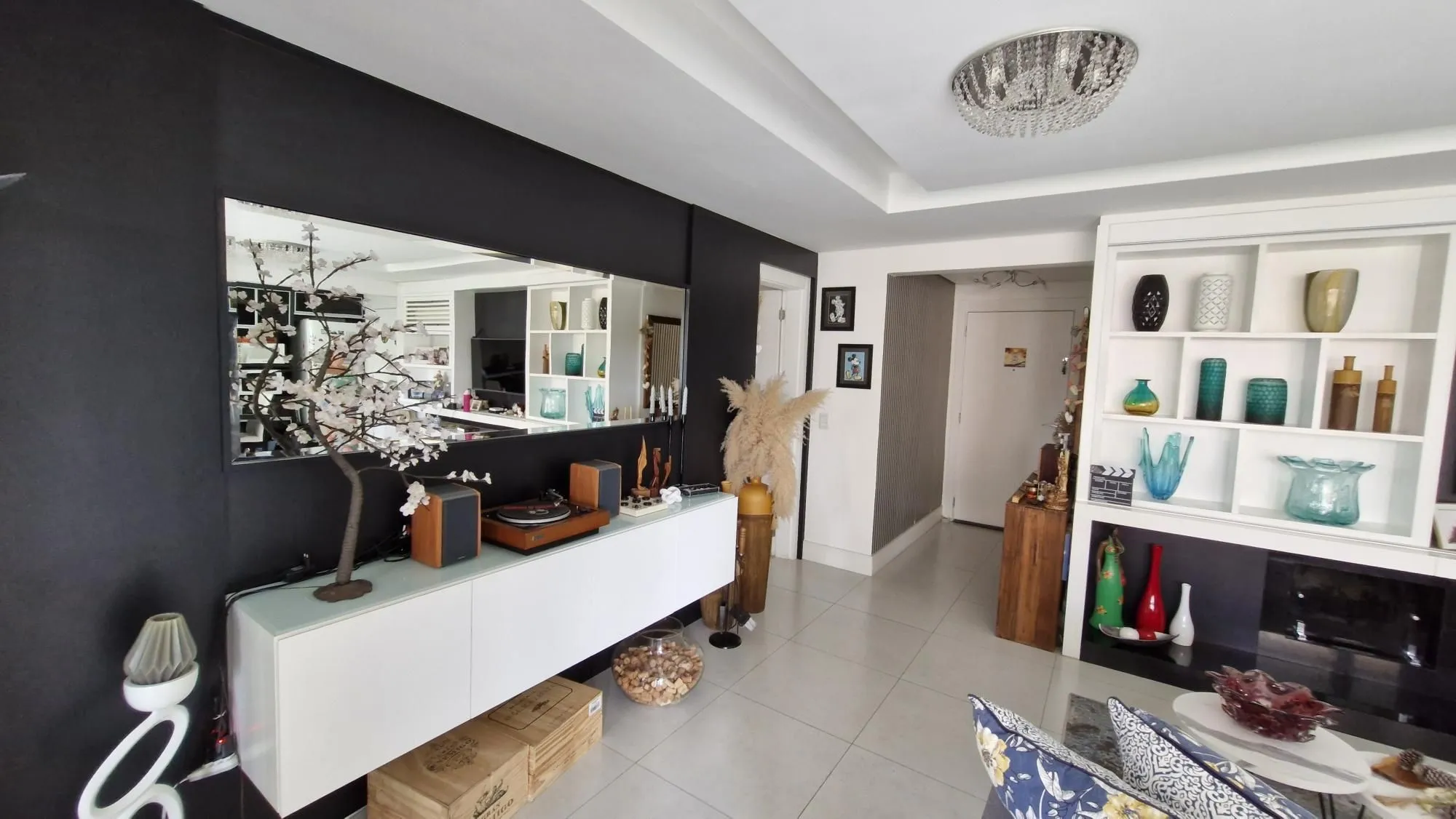 Imagem Apartamento mobiliado no Central Parque, 3 dormitorios sendo 1 suíte, banheiro social, lavabo, 114,00m² área privativa, 2 garagens