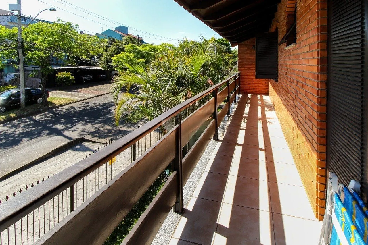 Imagem Casa com 6 dormitórios à Venda no Bairro Jardim Carvalho, Porto Alegre