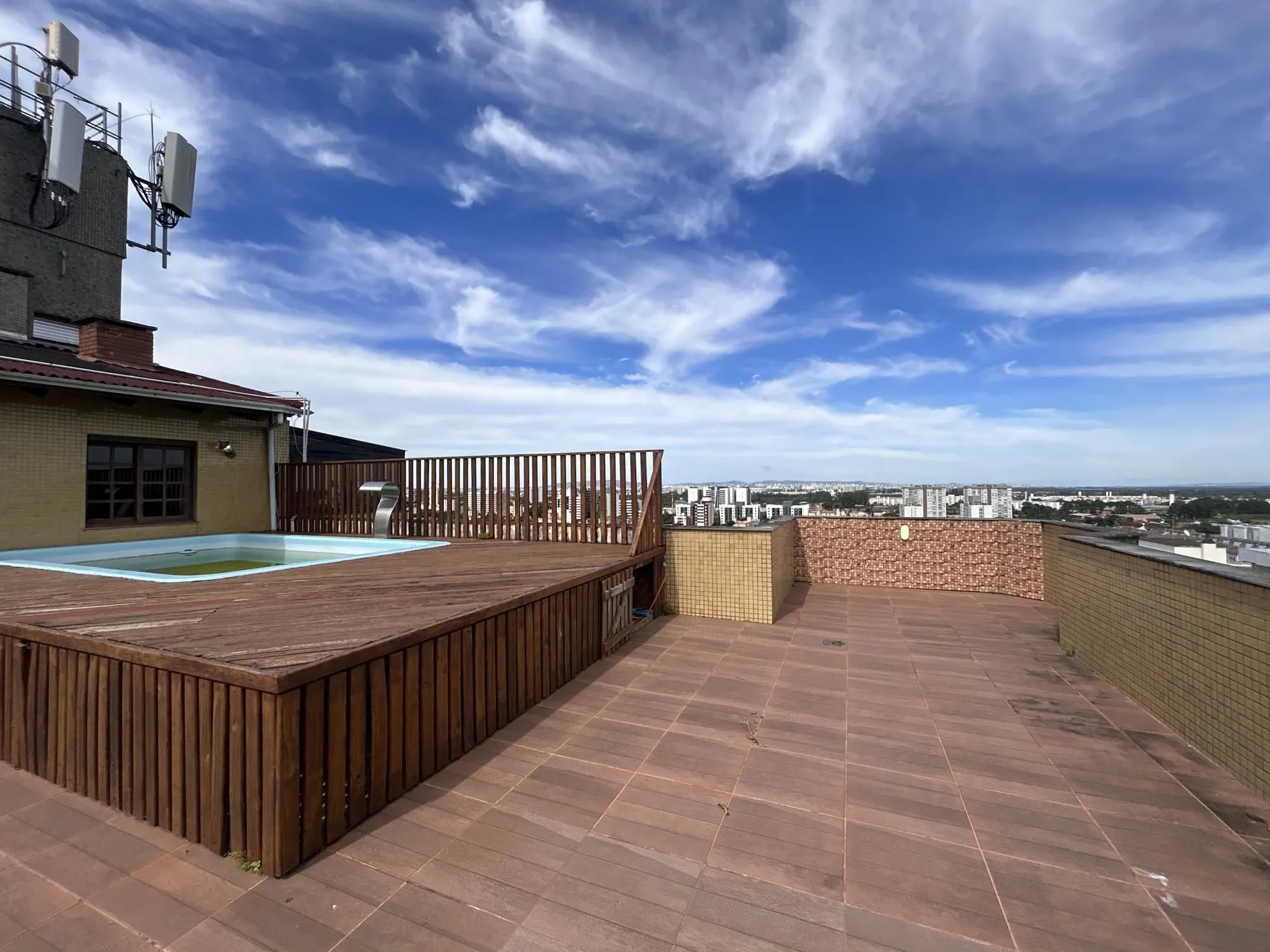Imagem Cobertura Duplex à venda / aluguel (R$11.900,00 + taxas) no Centro de Canoas com piscina