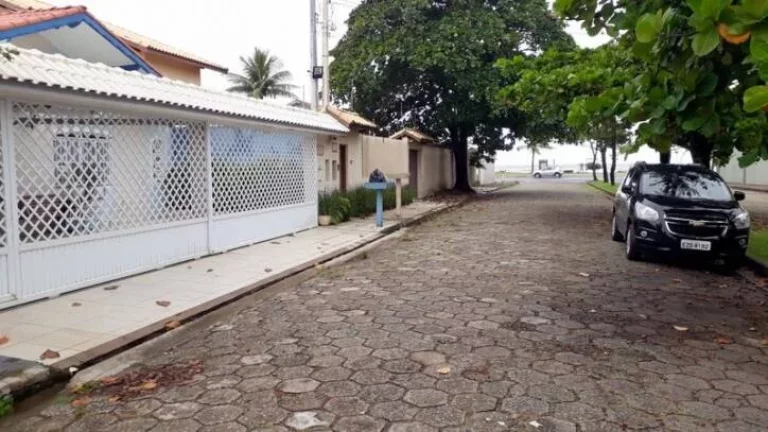 Imagem CASA COM 5 DORMITORIOS PERTINHO DA PRAIA
