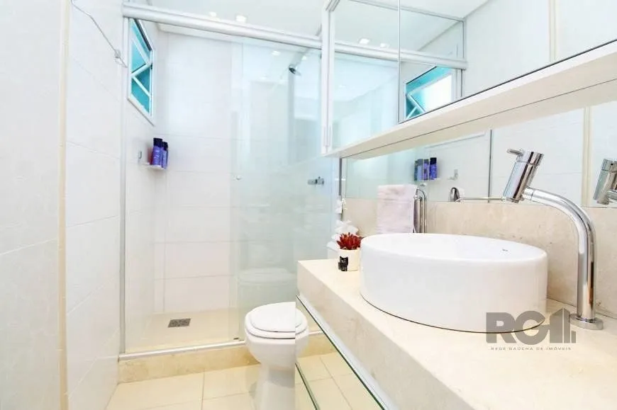 Imagem EXCELENTE OPORTUNIDADE! 120m2, 2 VAGAS, ANDAR ALTÍSSIMO COM VISTA PARA AEROPORTO! Apartamento 3 dormitórios (sendo 1 suíte)