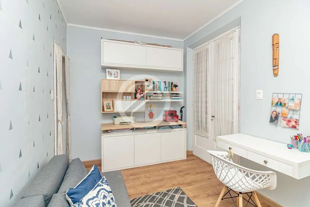 Imagem Descubra o charme deste apartamento totalmente reformulado, localizado no vibrante bairro de Petróp...