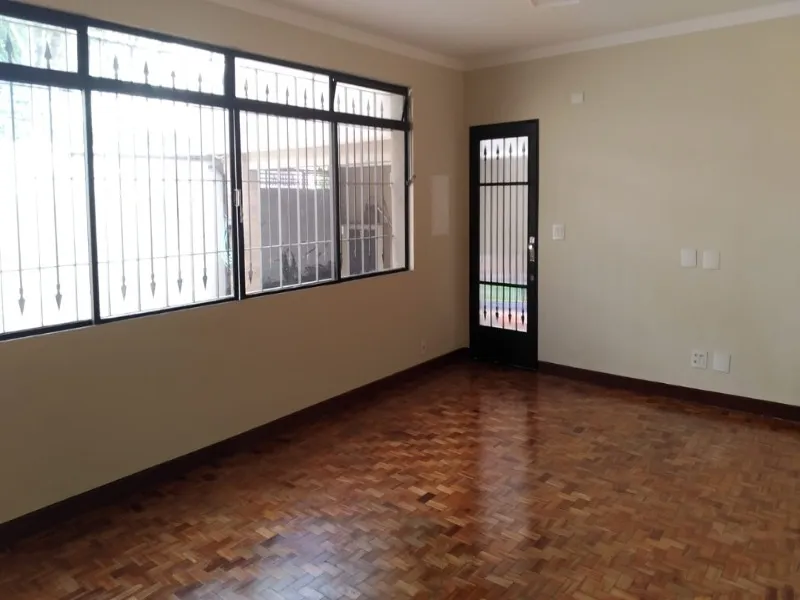 Imagem Imperdível: Casa à venda em Jardim das Laranjeiras, São Paulo-SP! 3 quartos, 2 suítes, 2 banheiros, 4 vagas de garagem, 250m².