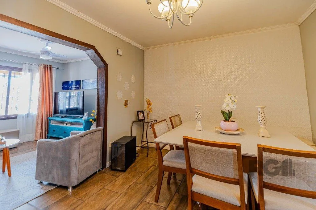 Imagem Casa com 234m², 3 dormitórios, 3 vagas no bairro Partenon