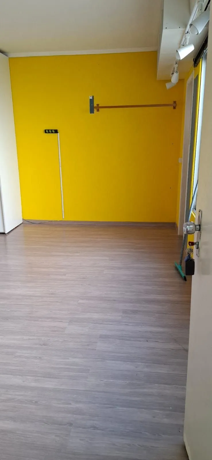 Imagem SALA COMERCIAL TOTALMENTE REFORMADA NA JOÃO WALLIG - PORTO ALEGRE/RS