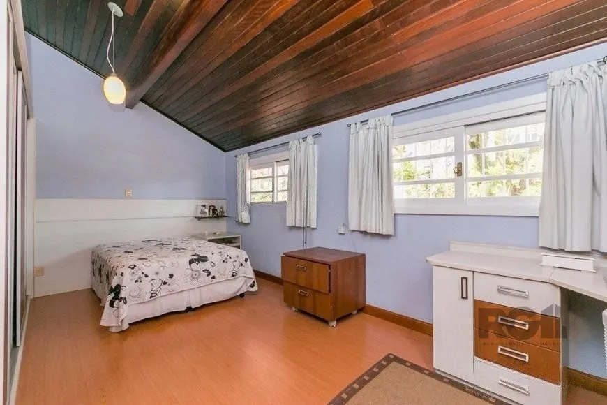 Imagem Casa de 380m² - 4 dormitórios, 2 suítes, 4 vagas no bairro Bom Jesus