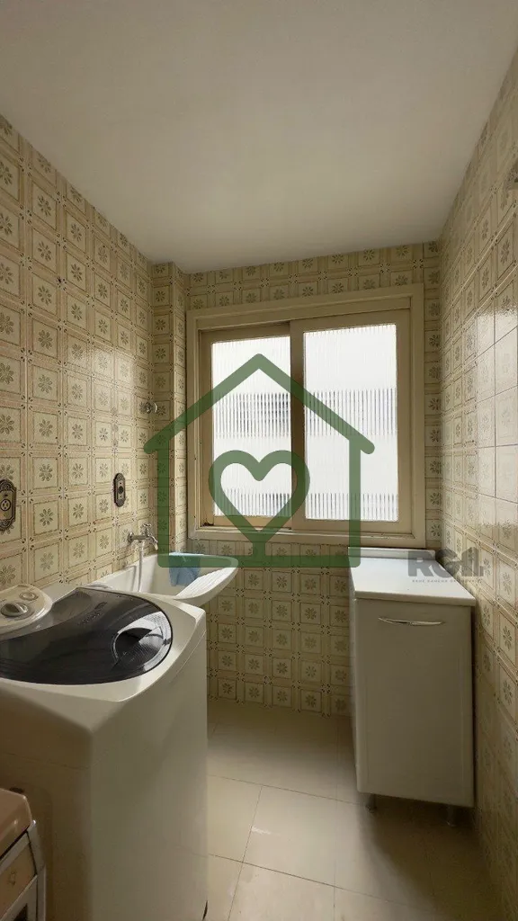 Imagem Apartamento semimobiliado de 38m2, com um dormitório, living para dois ambientes, cozinha ampla com...