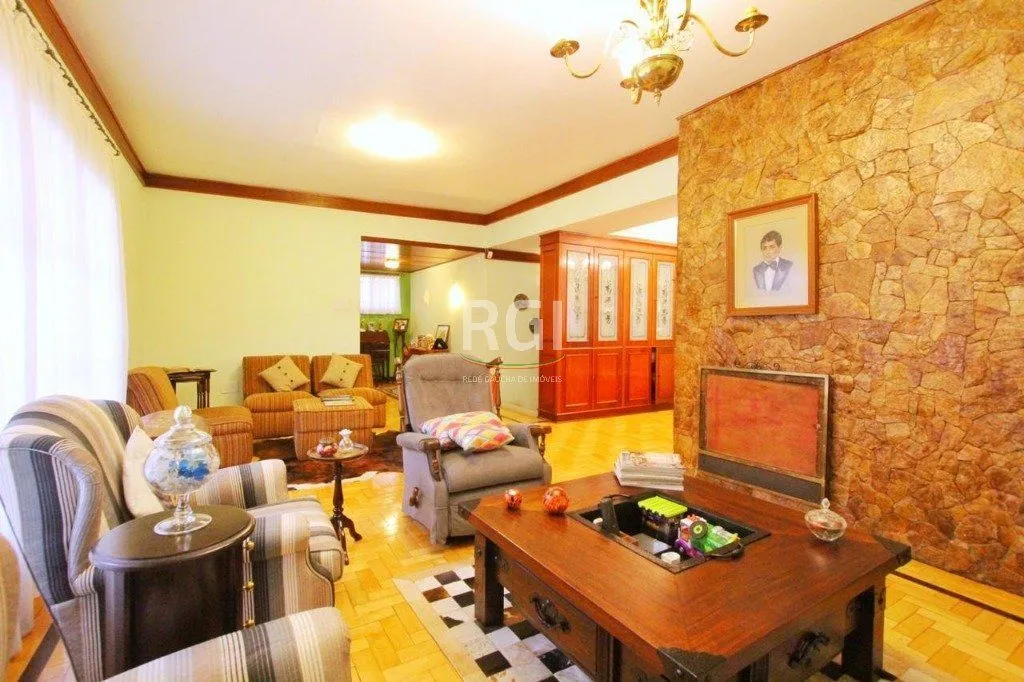 Imagem Casa para Venda - 250m², 3 dormitórios, 1 vaga - Teresópolis