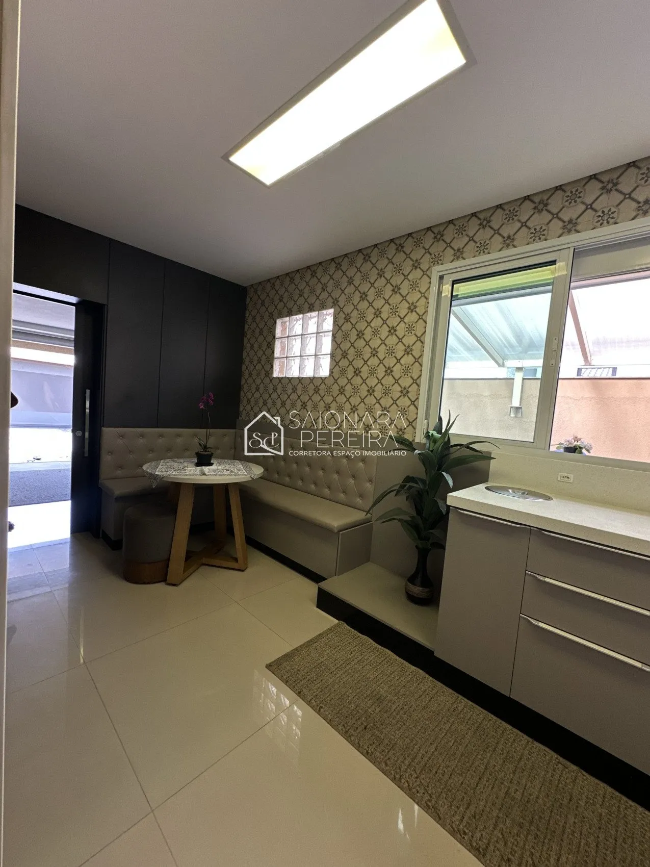 Imagem Casa Comercial de 2 Dormitórios com Suíte no Balneário, Florianópolis