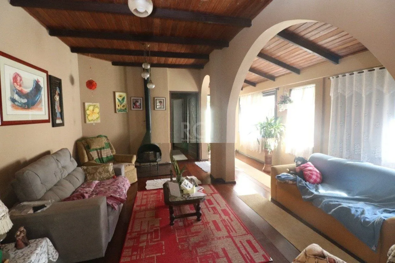 Imagem Casa para Venda - 250m², com 3 dormitórios, 1 suíte, sala ampla, copa cozinha, churrasqueira, lareira, banheiro social, dependência de empregada, 3 vagas - Medianeira