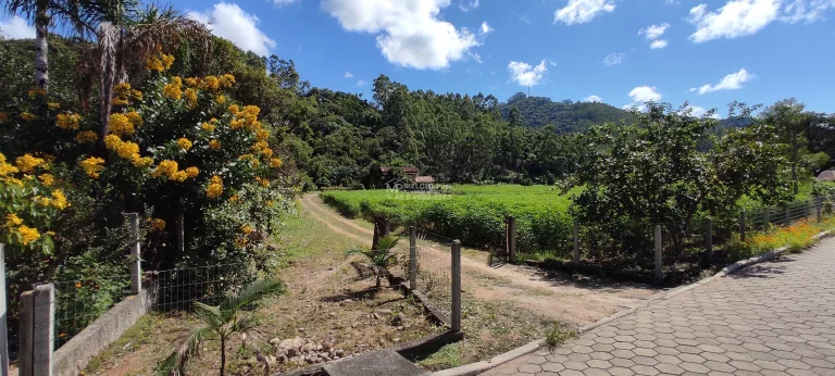 Imagem Sítio a venda, Com casa e lagoa de peixes, e riacho atravessado o terreno a 300 metros da SC 108. Boa área de 4.000m² de plantio com terra boa,
