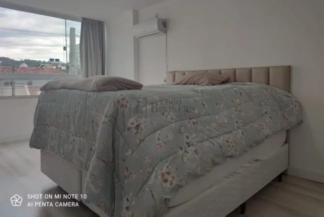 Imagem Sobrado triplex no Centro de Balneário Camboriú.