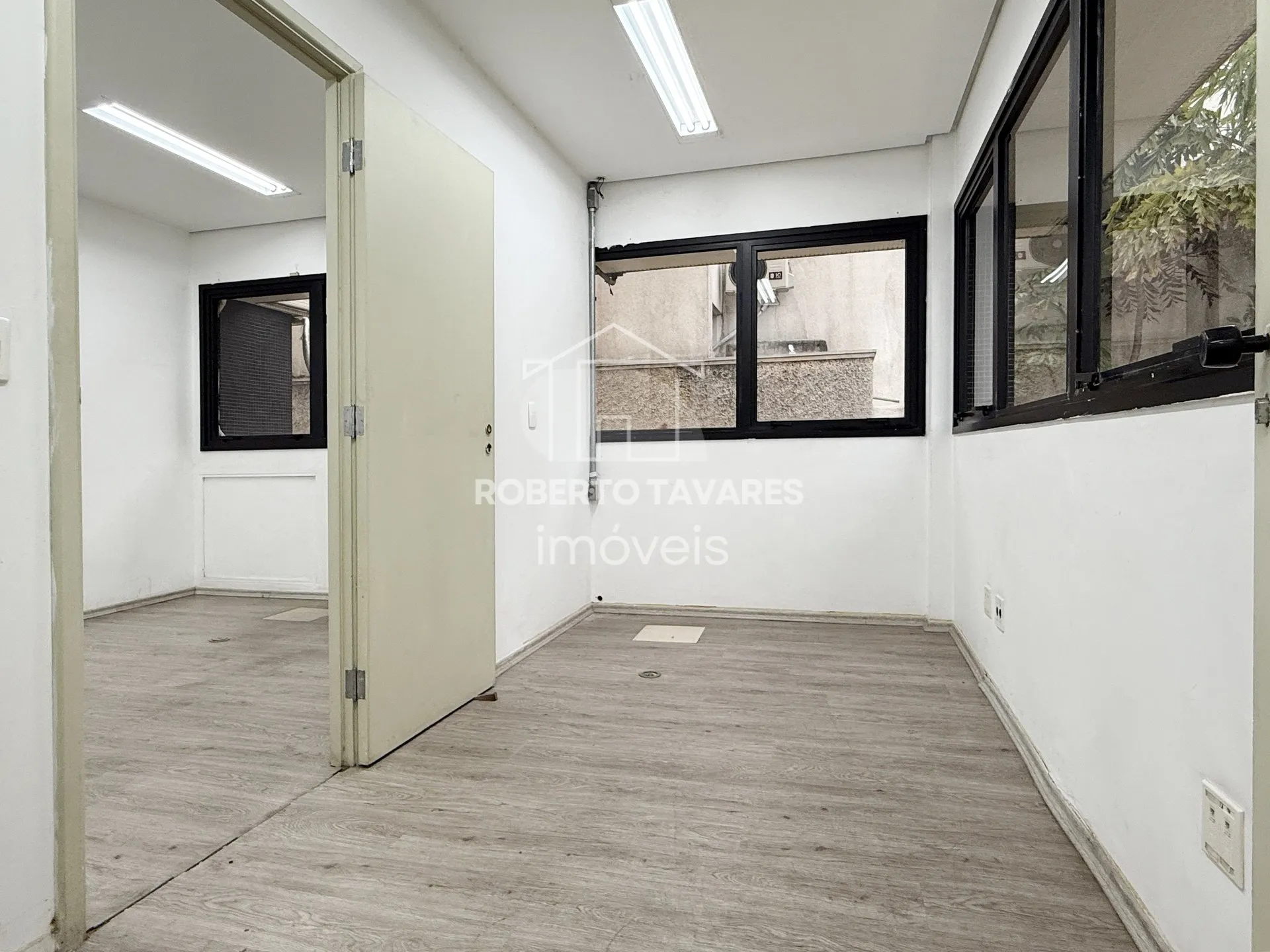 Imagem Prédio monousuário, com 11 andares, 1723m² de área útil, 4032m² de área total, 33 vagas de garagem.