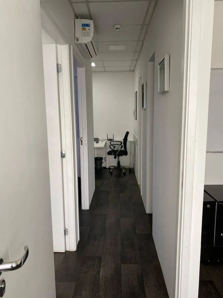 Imagem Sala Comercial Planejada e Mobiliada no Centro de Alphaville - 49m², 1 Vaga de Garagem