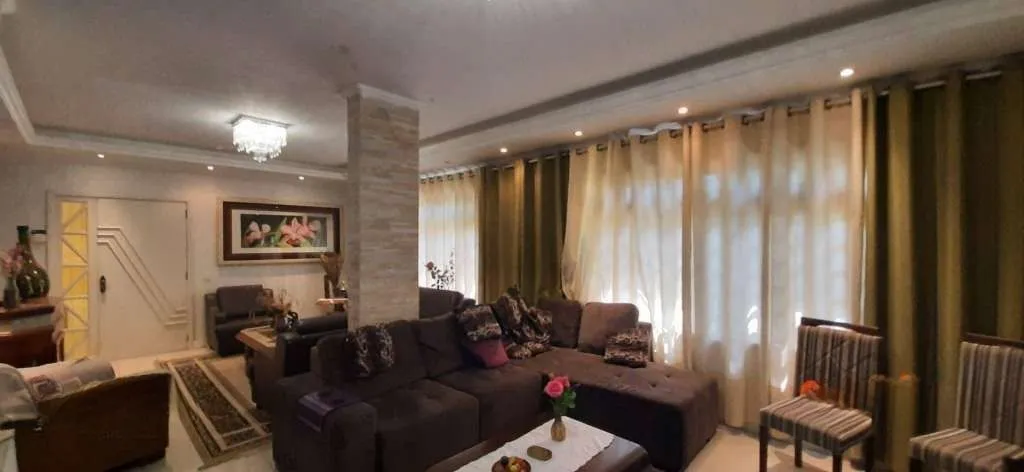 Imagem VENDE - AMPLA CASA RESIDENCIAL COM PISCINA E 5 VAGAS
