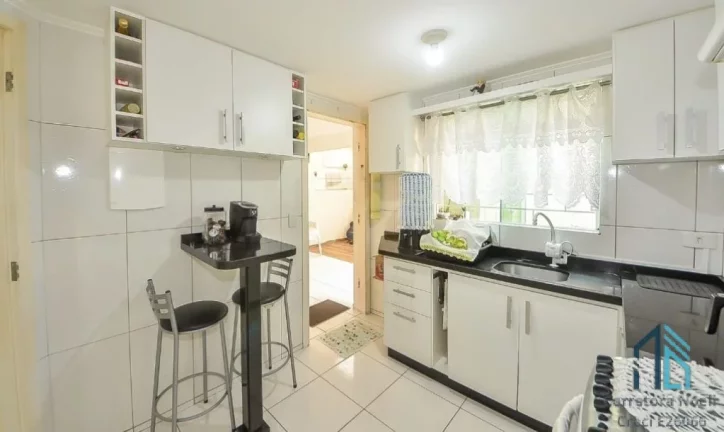 Imagem Sobrado lindo, Semi mobiliado, 03 quartos c/suíte, área gourmet, no Xaxim em Curitiba - PR