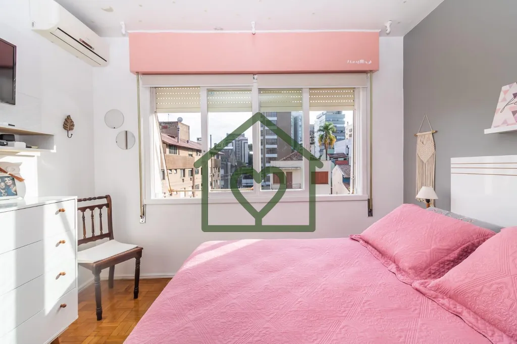 Imagem No Bairro Rio Branco , Apartamento de 02 dormitórios na Rua Vasco da Gama, próximo ao Zaffari Cabr...