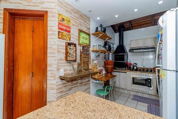 Imagem Casa de 3 dormitórios, em condomínio fechado na zona sul de Porto Alegre, com lareira, churrasqueira e vaga de garagem.