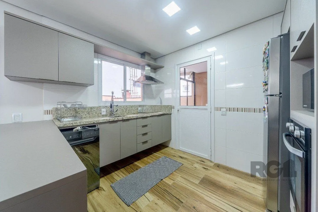 Imagem Casa em condominio com excelente padrão construtivo, possui 3 dormitórios, sendo 1 suíte máster com closet e sacada