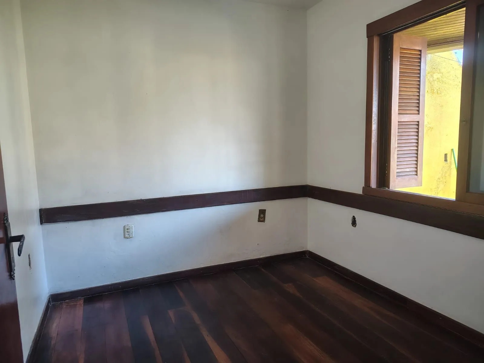Imagem Casa de 4 dormitórios, 1 suíte e 4 vagas de garagem no bairro Cavalhada.