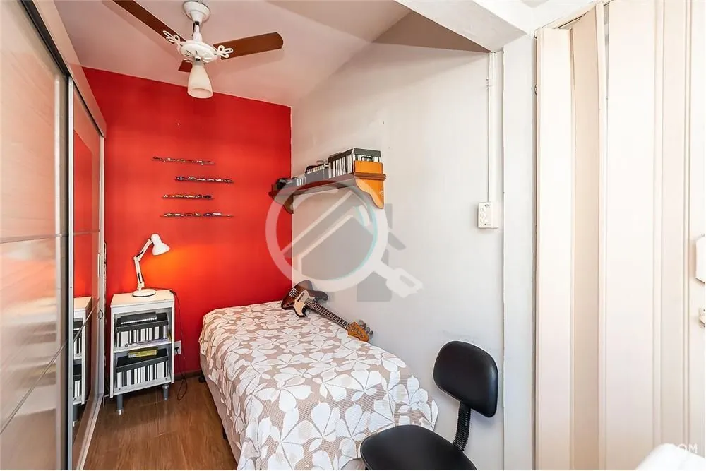 Imagem O apartamento localizado na Av. Getúlio Vargas, no bairro Menino Deus, é uma opção interessante ...
