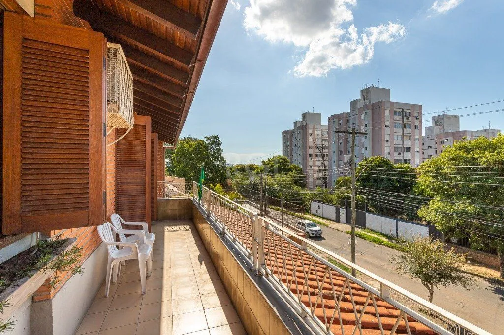 Imagem Casa sobrado no Partenon de 3 dormitórios e amplo pátio
