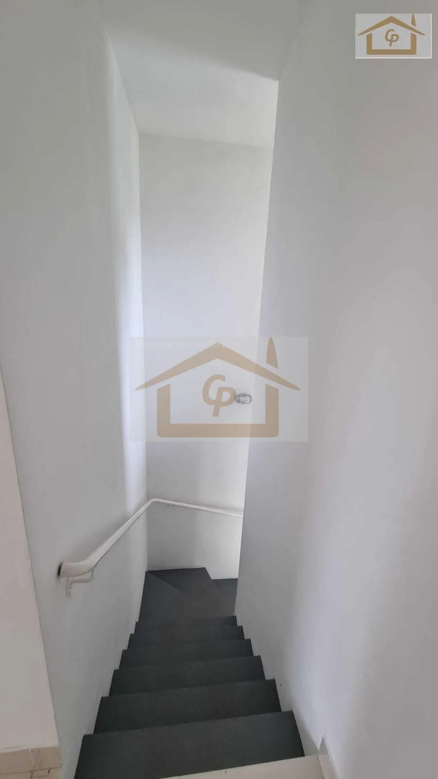 Imagem Casa com corredor lateral, 3 quartos sendo um suíte, 2 vagas