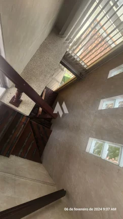 Imagem Viva com Conforto e Estilo em um Sobrado de Três Andares!