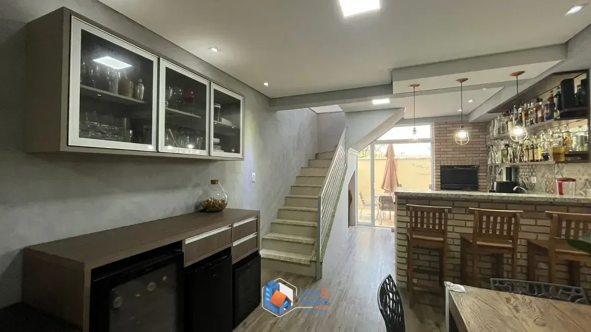 Imagem Sobrado para venda em Jardim Regina com 3 quartos, sendo 3 suítes, 183m²