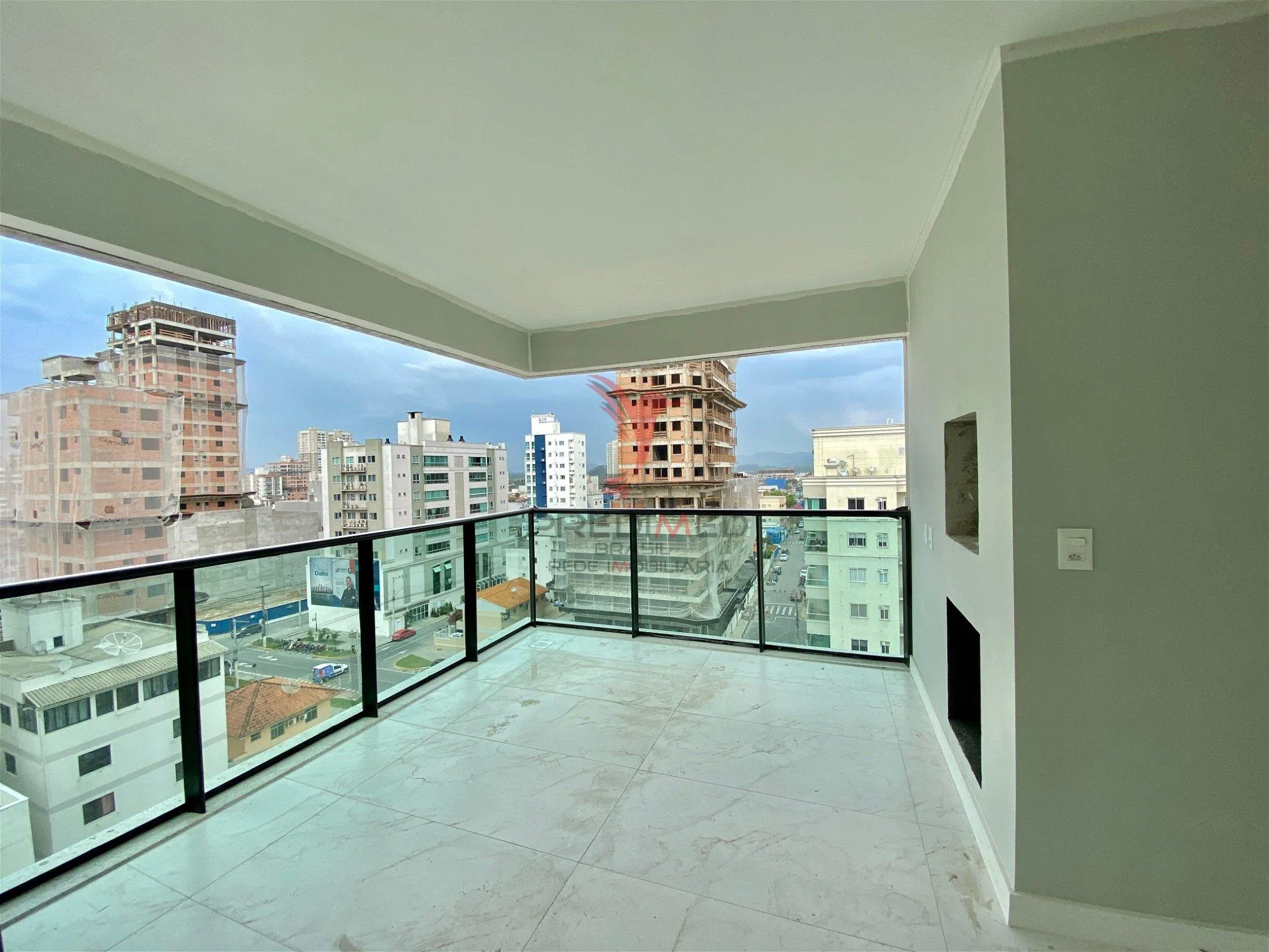 Foto do imóvel Localização ótima para você sair do seu apartamento e ir caminhar com a família em Rua 240, 506 - Meia Praia, Itapema - SC
