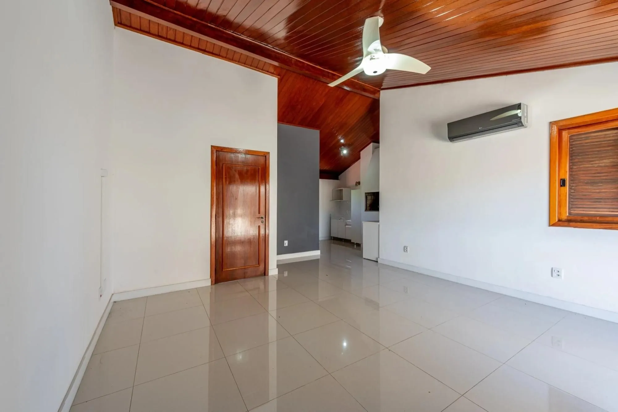 Imagem Casa em condomínio com 3 dormitórios, suíte e 2 vagas.