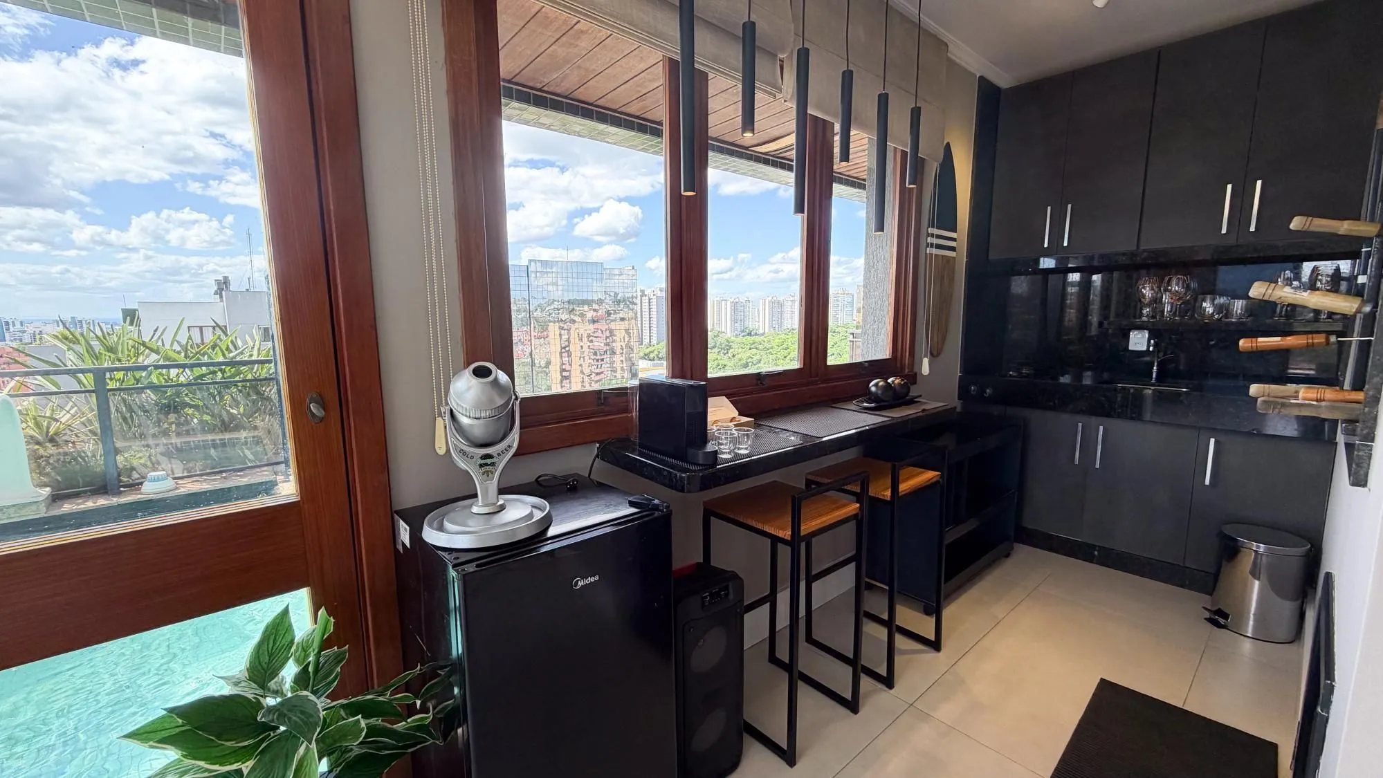 Imagem Vende-se linda cobertura com 3 quartos (1 suíte), 209m², 2 vagas e piscina - Três Figueiras